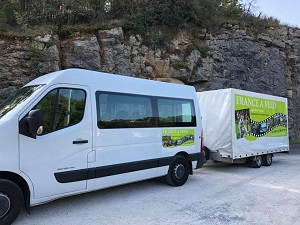 Bus avec remorque qui transporte des vélos