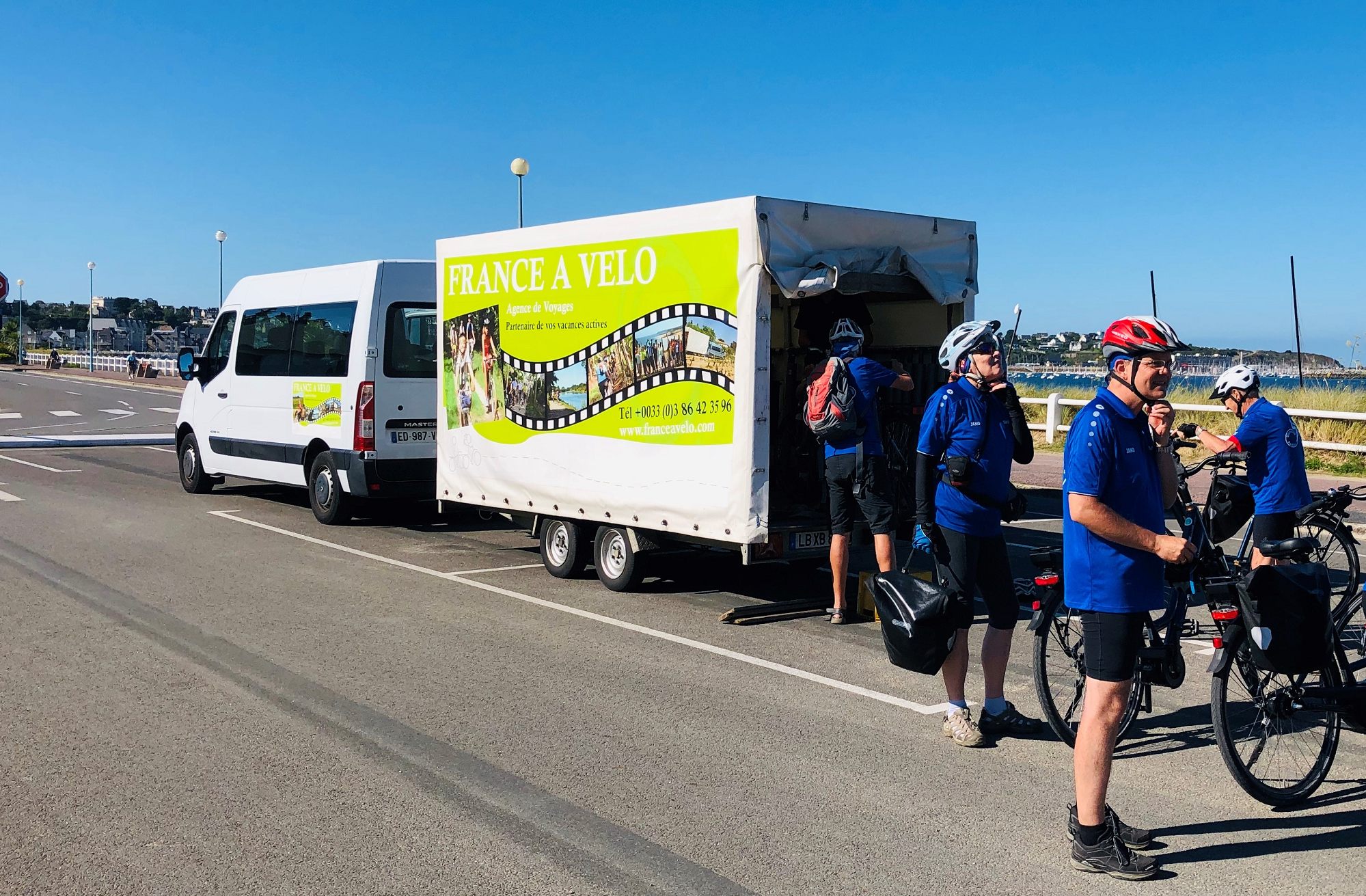 Voiture de france à vélo et cyclistes au bord de la mer