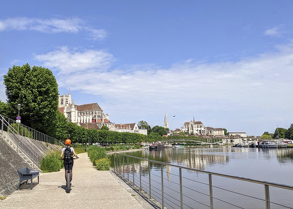 Sur é-trott au bord de l'yonne à auxerre avec la cathédrale et abbaye en arrière plan 