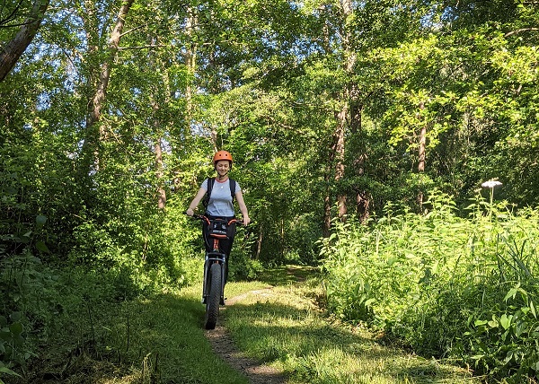 à è-trottinette tout terrain dans la forêt