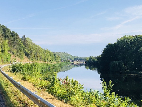 au bord de l'yonne avec une vue sur vaux en arrière plan