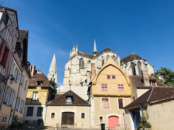 vue sur la cathedrale d'auxerre avec les maisons colorées devant