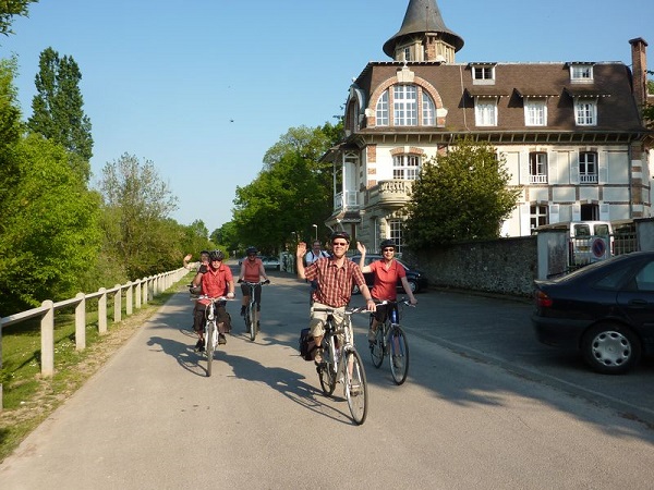 Cyclistes sur piste cyclable le long de la seine