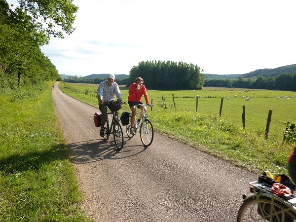 cyclistes sur une route dans la campagne