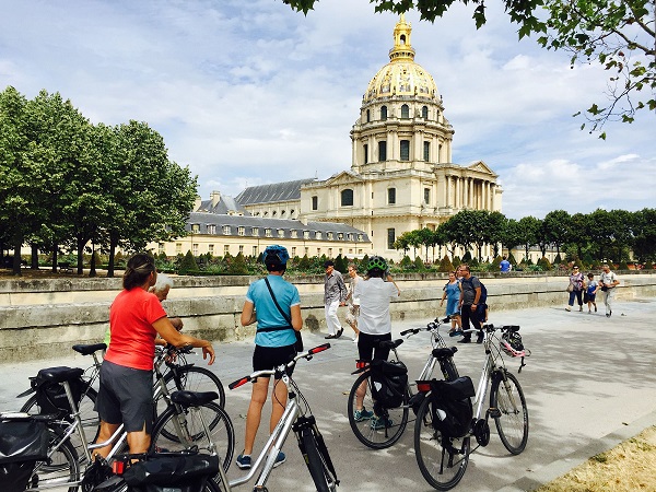 cycliste a velo visitant paris
