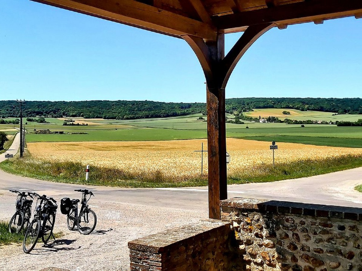 carrefour entre deux champs avec un vélo électrique bleu de france a velo