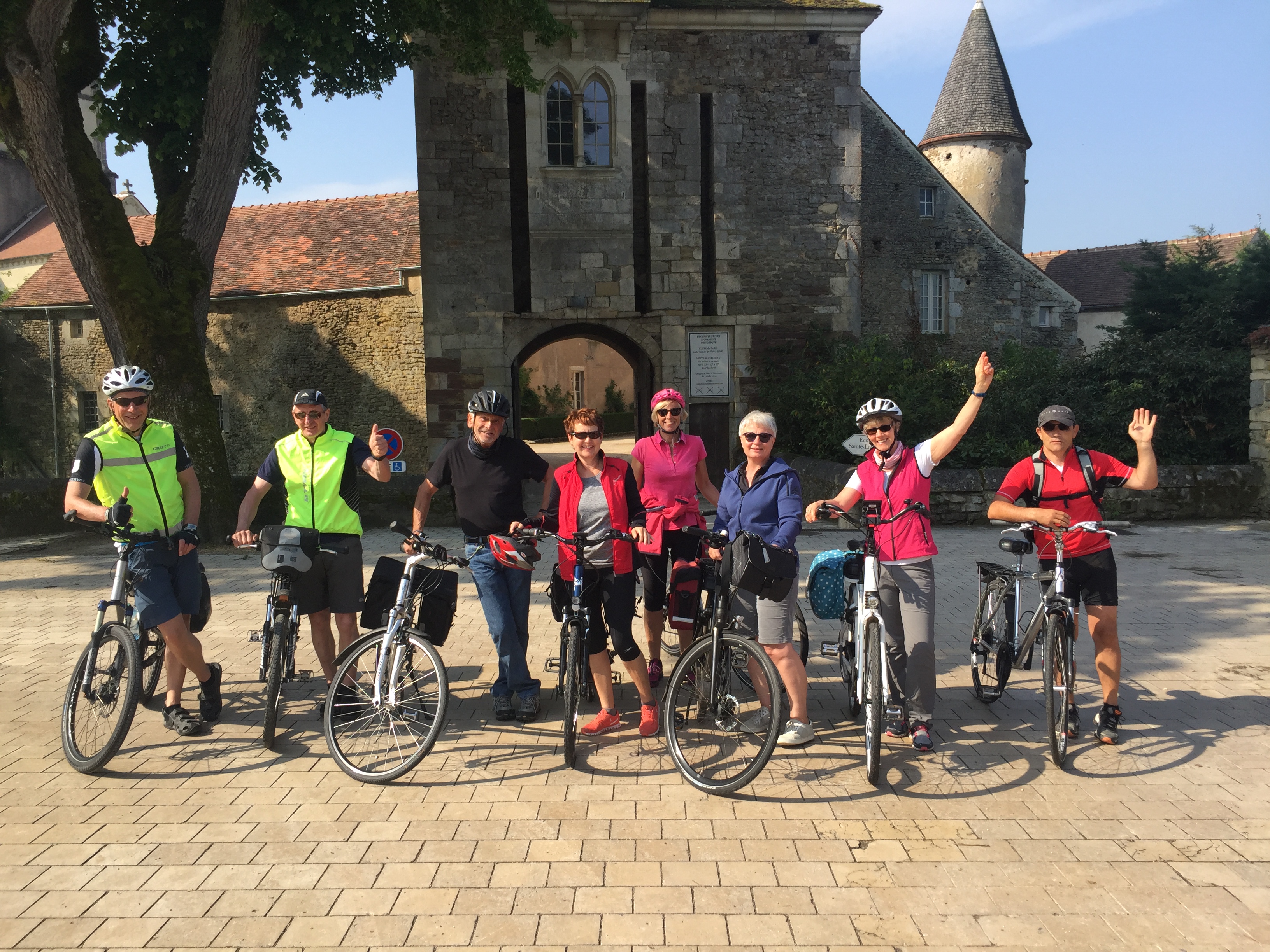 cyclistes devant l'entrée du château d'epoisses